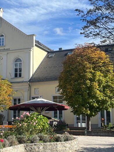 Spa and Congress House, Bad Aussee, autumn | © TVB Ausseerland Salzkammergut | Nathalie Schröttenhamer | © TVB Ausseerland Salzkammergut