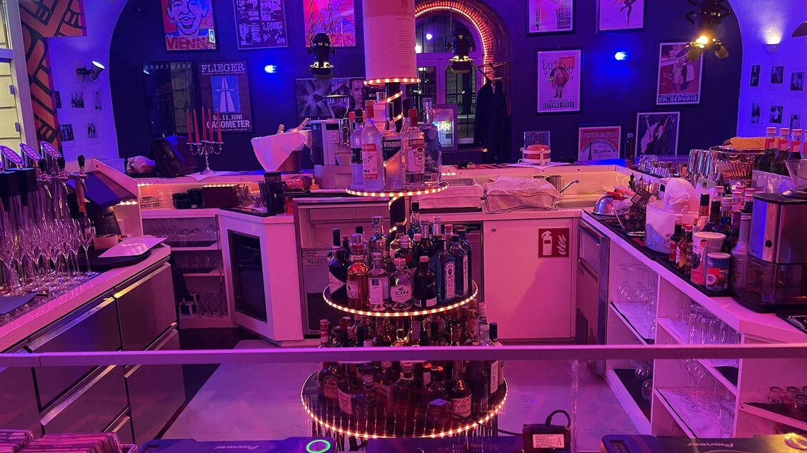 Zwei Frauen stehen an einer Bar und halten Getränke in den Händen. Im Hintergrund sind verschiedene Biersorten an Zapfhähnen sichtbar. | © Reinwald