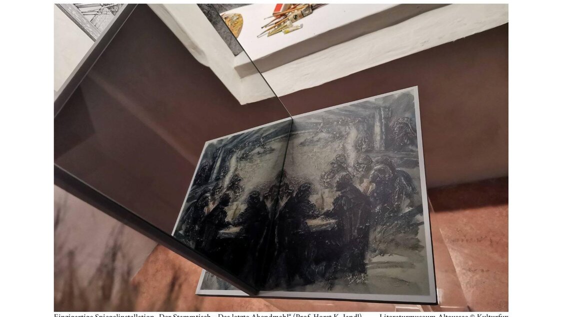 Eine einzigartige Spiegelinstallation zeigt "Der Stammtisch - Das letzte Abendamahl" von Prof. Horst K. Jandl. Der Fokus liegt auf der reflektierten Darstellung im Literaturmusuem Altaussee.  | © Kulturfux