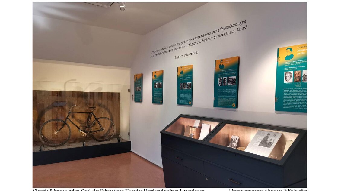 <p>Im Literaturmuseum Altaussee gibt es einen Ausstellungsraum mit dem historischen Herzl-Fahrrad von Adam Opel und Informationstafeln an der Wand. Der Raum zeigt zudem weitere literarische Exponate.</p> | © Kulturfux