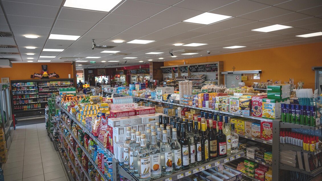 Ein gut sortierter Supermarkt mit Regalen voller Lebensmittel und Getränken. Das Geschäft hat ein modernes, einladendes Design. | © M-Rast