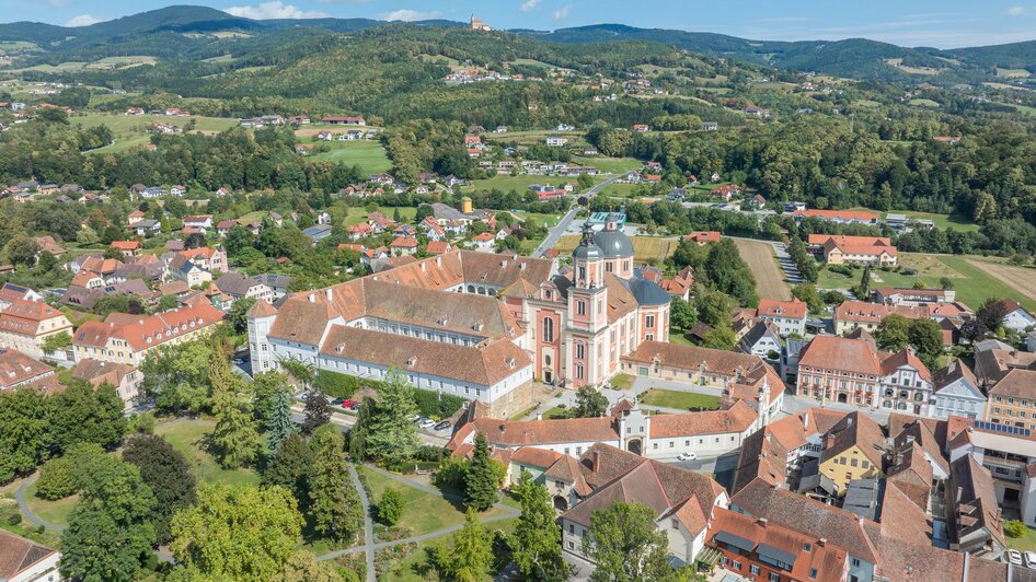 Pfarrkirche Pöllau_Luftaufnahme_Oststeiermark | © Helmut Schweighofer