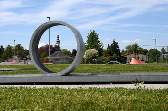 Minigolf Feldkirchen mit Kirchturm | © Marktgemeinde Feldkirchen b. Graz-Heigl