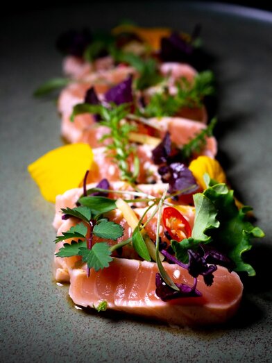 Miss Cho - Fresh Salmon Tataki | © Miss Cho - aiola | © Miss Cho - aiola