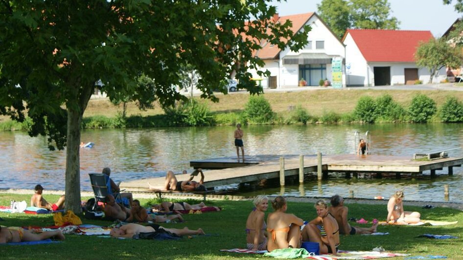 Abkühlung im Naturbadesee Gleinstätten | © Weinland Camping