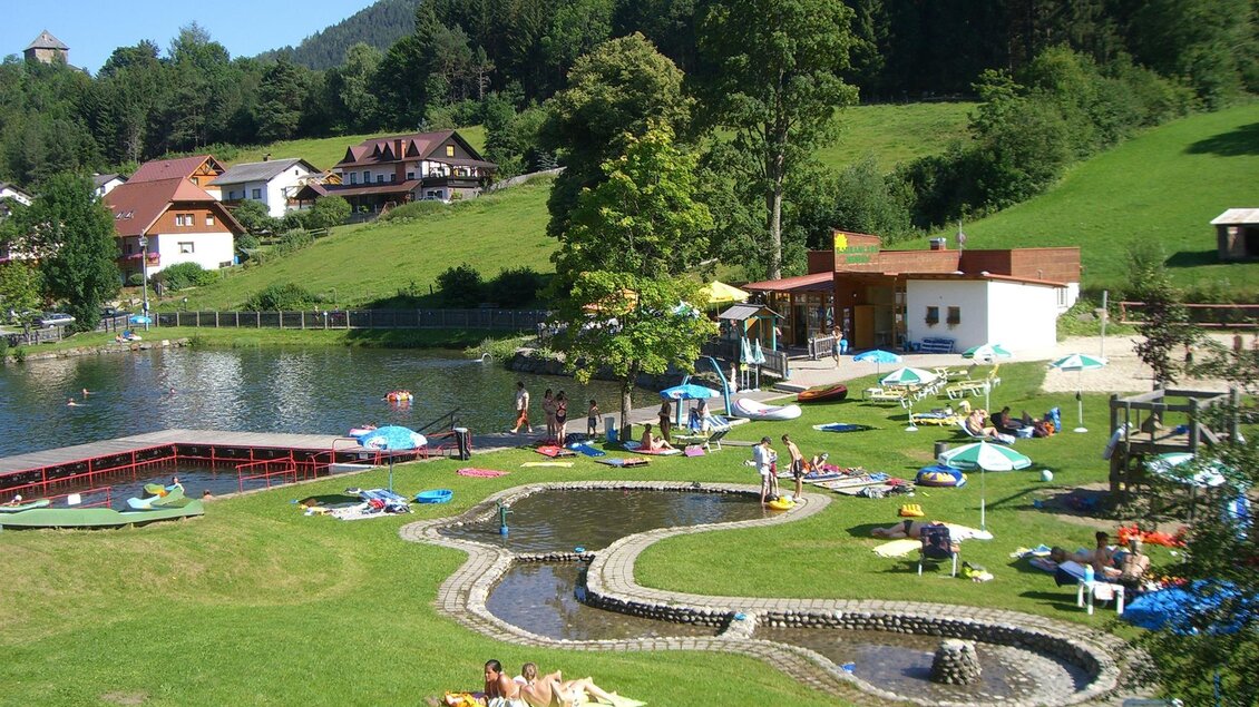Ein schöner Park mit einem See, umgeben von Bäumen und Wiesen. Viele Menschen entspannen und genießen die Sonne. | © Tourismusverband Murau