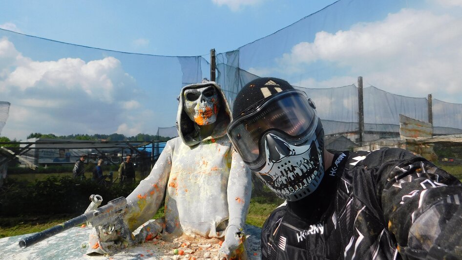 Paintballspieler mit Dummy | © paintball-graz.at