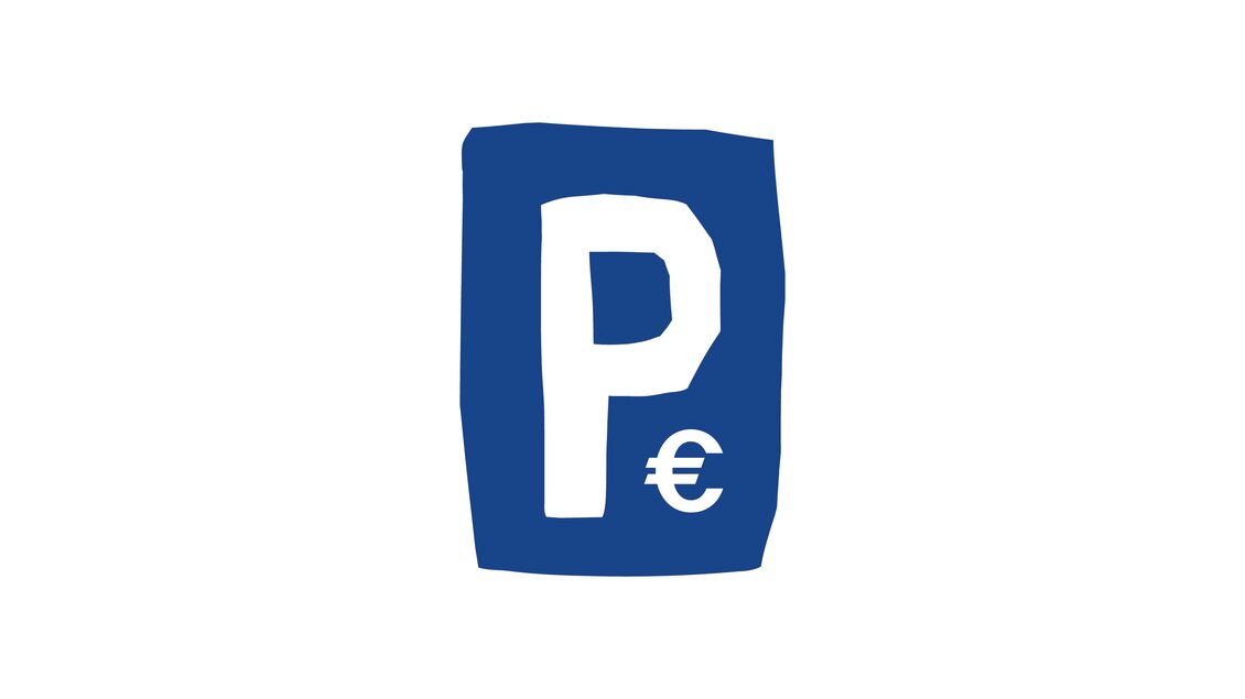 Ein einfaches blauer Parkplatz-Schild mit einem weißen "P" und einem Euro-Symbol. Es zeigt an, dass Parken kostenpflichtig ist. | © TV Gesäuse