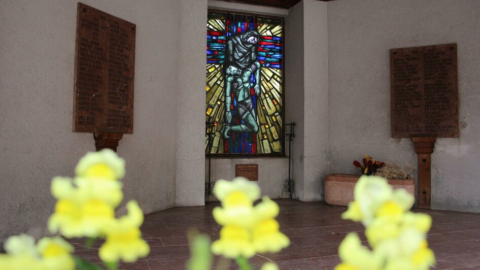 Pfarrkiche, Altaussee, Denkmal mit Blumen | © Viola Lechner