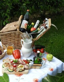 Picknick_gefüllter Picknickkorb_Oststeiermark | © Apfelhof Buchgraber | © Apfelhof Buchgraber