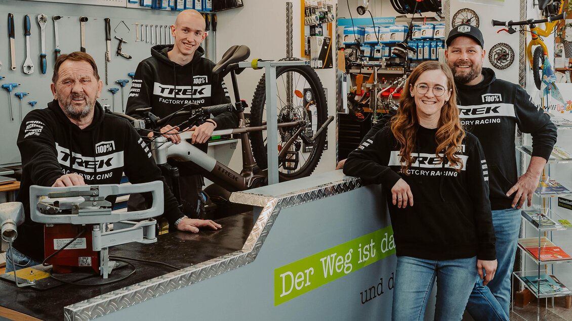 Ein Fahrradgeschäft mit einem freundlichen Team. Im Hintergrund sind verschiedene Fahrradwerkzeuge und Zubehör zu sehen. | © Radwerkstatt Willibald