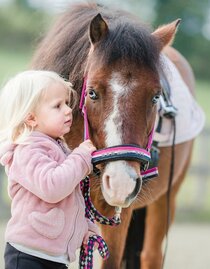 Riding stable Mandl_Children with horse_Eastern Styria | © Elisabeth Mandl | © Elisabeth Mandl