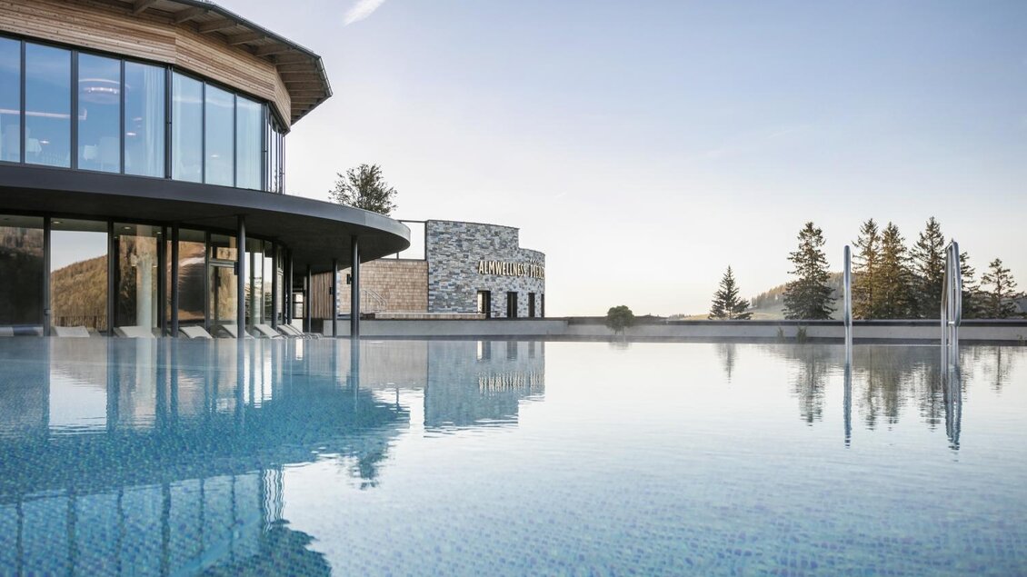 Zu sehen ist der Außenbadebereich vom Almwellness Hotel Pierer.  | © Almwellness Hotel Pierer