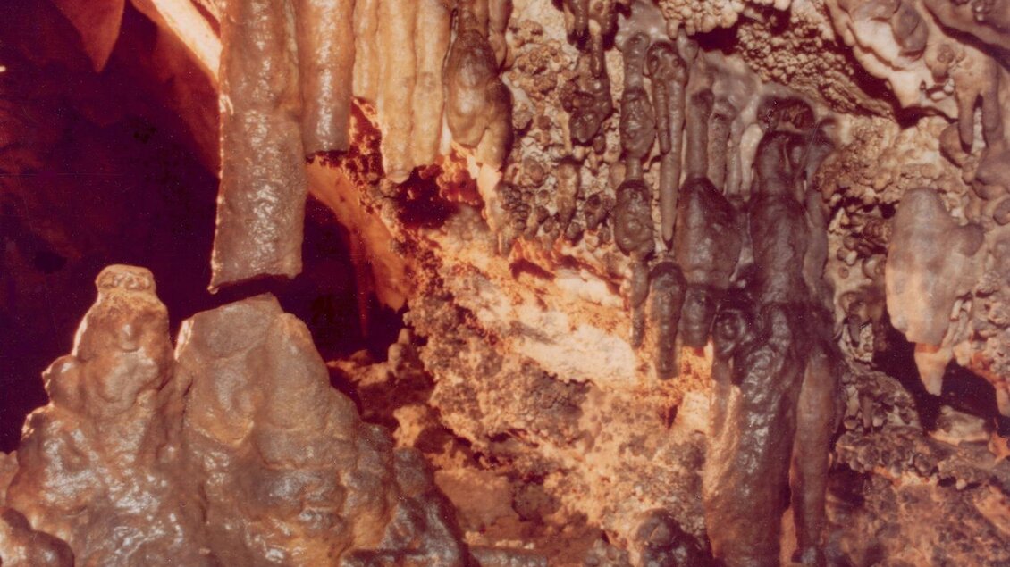 Eine Höhle mit beeindruckenden Stalaktiten und Stalagmiten. Die Felswände sind durch natürliche Ablagerungen geformt und zeigen verschiedene Texturen. | © Fritz Bayerl