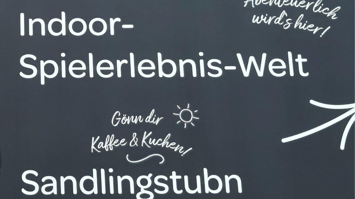 Ein Hinweis auf eine Indoor-Spielerlebnis-Welt mit der Möglichkeit, Kaffee und Kuchen zu genießen. Abenteuerliche Aktivitäten werden hier angeboten. | © JUFA Hotels
