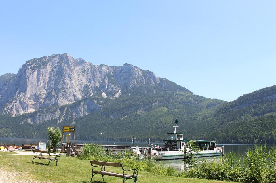 With the sun over the Altaussee Lake - Boat Trip Altaussee - Impression #1 | © Viola Lechner