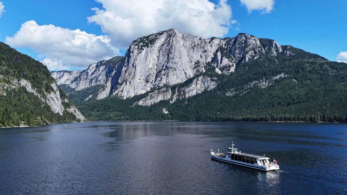Ein malerischer See umgeben von hohen Bergen und üppigem Grün. Ein Ausflugsboot fährt ruhig auf dem Wasser. | © Altaussee Schifffahrt