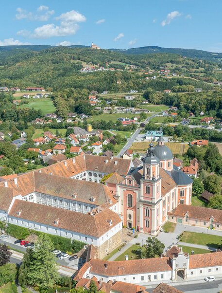 Schoss und Pfarrkirche Pöllau_Oststeiermark | © Helmut Schweighofer