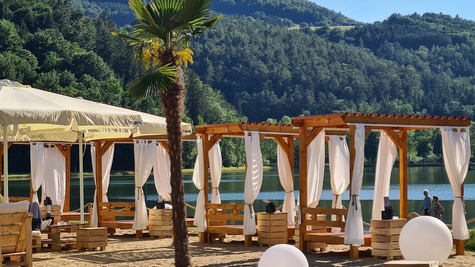 Seehof Beachclub_Liegen_Oststeiermark | © Christine Schwetz