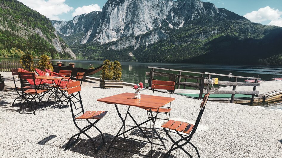 Seelounge mit Ausblick auf den Altausseer See | © Theresa Schwaiger