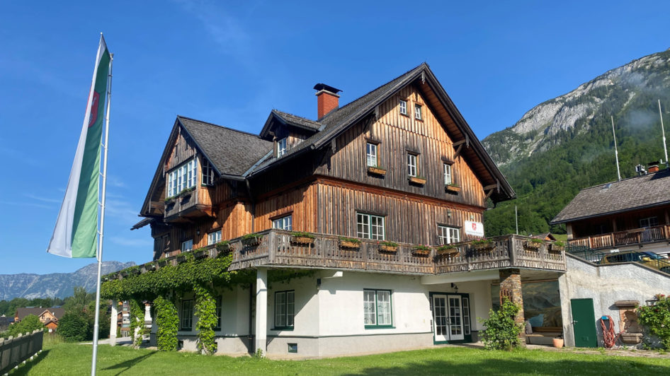 Gemeindeamt Grundlsee von vorne | © Bettina Scheck