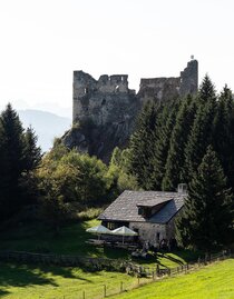 Steinschlosshütte neben der Burgruine | Alexander Trienitz | © Tourismusverband Murau