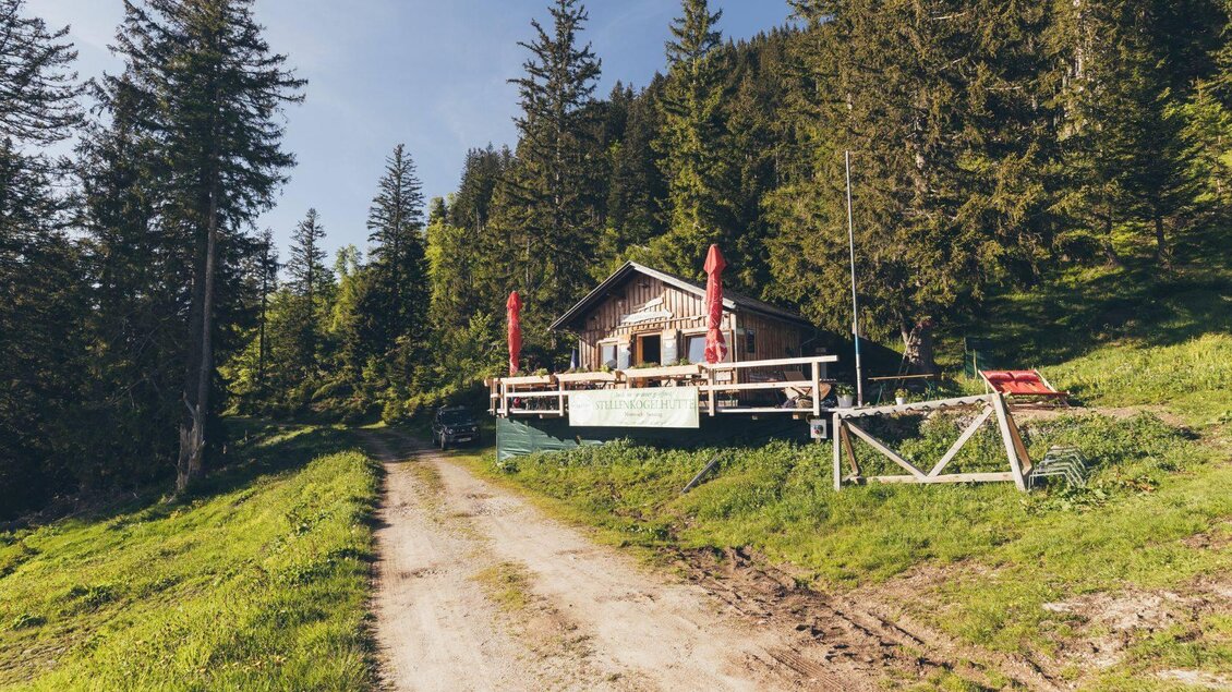 <p>Eine gemütliche Hütte umgeben von hohen Bäumen. Der Wanderweg führt dirket an der Stellenkogelhütte vorbei, die zu einer Rast einladet.</p> | © Krewenka