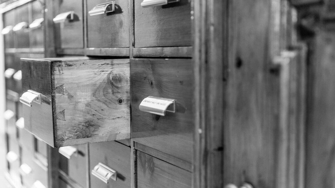 Ein Holzschrank mit mehreren Schubladen. Eine Schublade ist herausgezogen und zeigt eine rustikale Struktur. | © Thomas Sattler