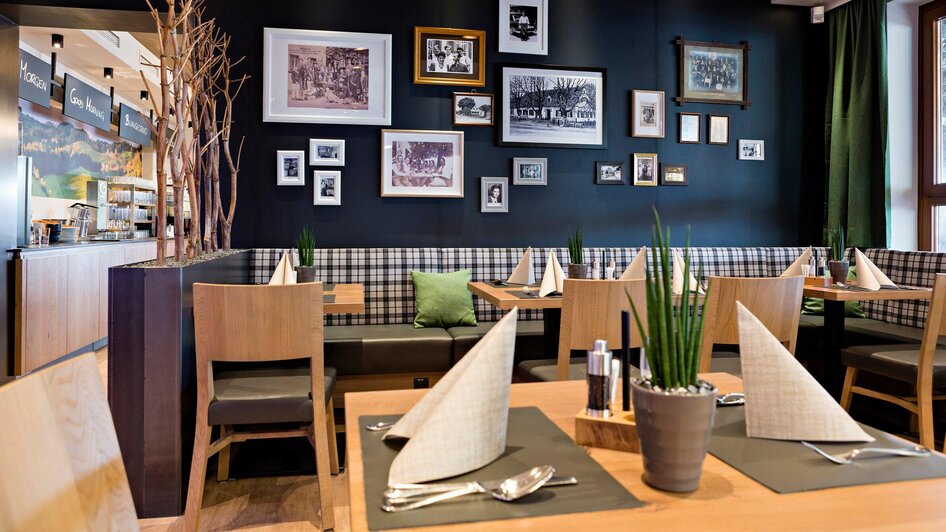 Urdlwirt - Gastraum mit gedeckten Tischen | © Urdlwirt Hotel - Restaurant
