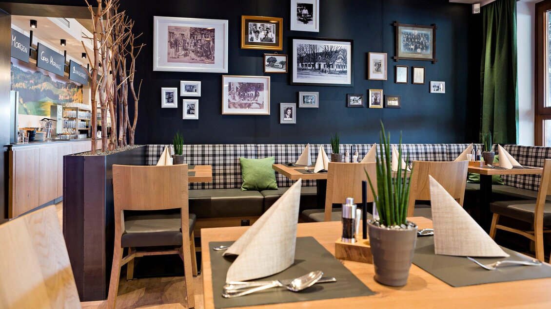 Urdlwirt - Gastraum mit gedeckten Tischen | © Urdlwirt Hotel - Restaurant