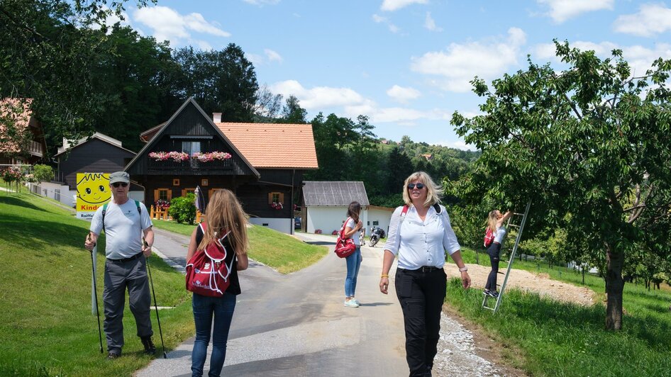 Wanderer am Weg zum Kastanienhof Klug | © Schilcherland Steiermark