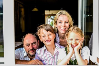 FAMILY AM FENSTER_Huber-perfekt (1 von 1) (C)Marle | © Weinhof Huber