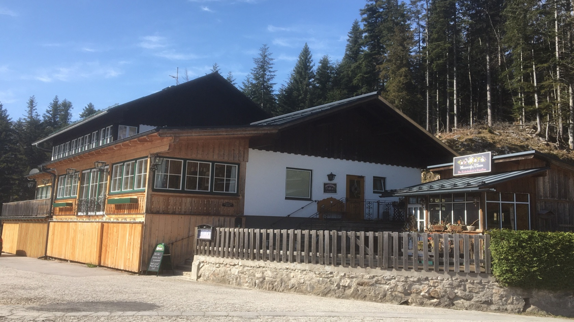 Ein charmantes Gebäude in den Bergen mit holzverkleideter Fassade. Umgeben von Tannen und klarem Himmel. | © Tourismusverband Ausseerland