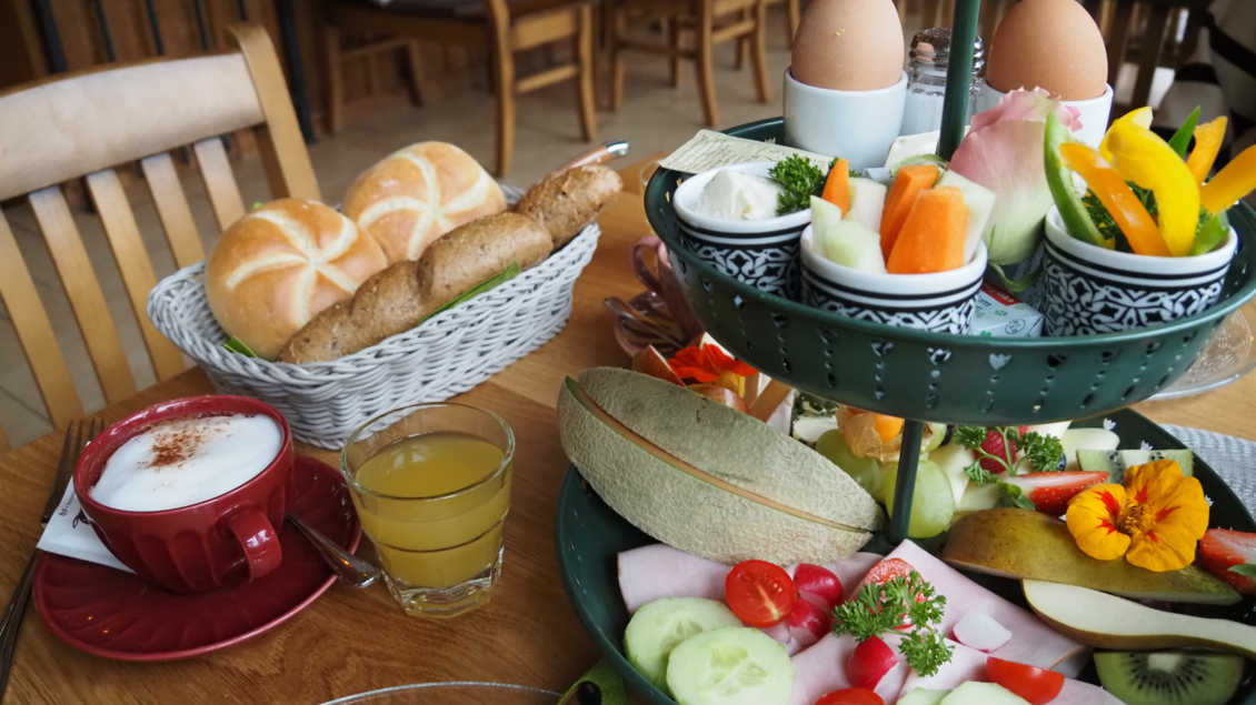 Ein reichhaltiges Frühstück mit frischem Obst, Gemüse und Brötchen. Dazu gibt es Joghurt und ein Glas Saft. | © Tourismusverband Ausseerland