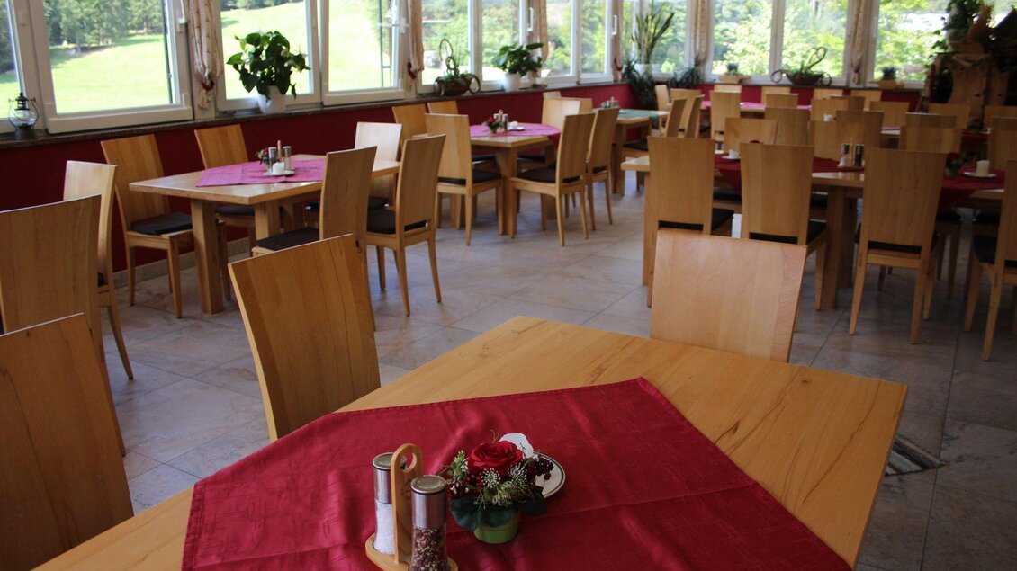 Blaa Alm, Altaussee, Tisch im Wintergarten | © Viola Lechner