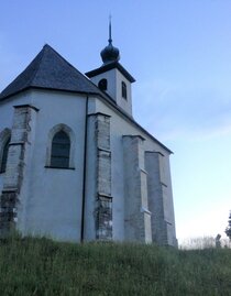 Wolfgangikirche bei Dämmerung