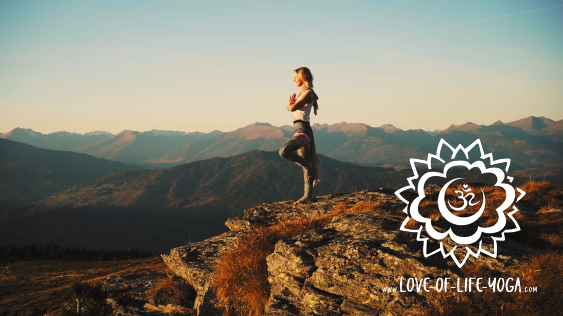Eine Frau steht auf einem Felsen und praktiziert Yoga in den Bergen. Die Landschaft ist atemberaubend mit sanften Hügeln und einem klaren Himmel. | © Tourismusverband Murau