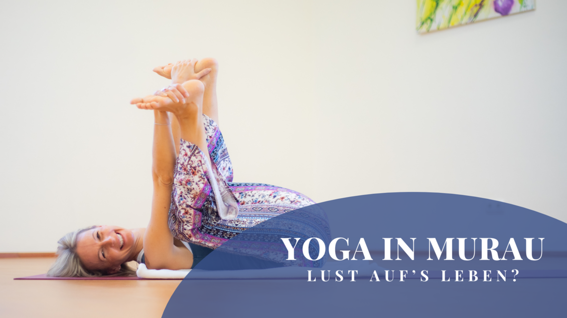 Eine Frau macht Yoga in einem hellen Raum und lächelt. Die Atmosphäre ist entspannt und einladend. | © Tourismusverband Murau