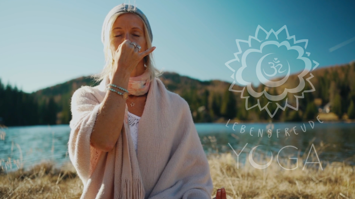 Eine Frau übt Yoga am Ufer eines ruhigen Sees in der Natur. Sie scheint entspannt und konzentriert zu sein. | © Tourismusverband Murau