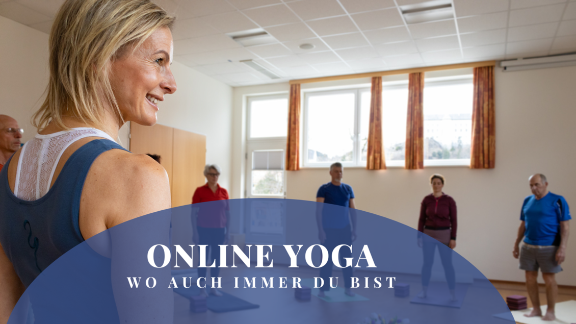 Eine Gruppe von Menschen nimmt an einem Yoga-Kurs in einem hellen Raum teil. Eine lächelnde Lehrerin leitet die Session. | © Tourismusverband Murau