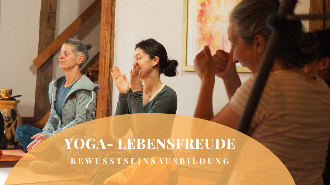 Eine Gruppe von Frauen sitzt entspannt in einem Yogastudio. Sie praktizieren Achtsamkeit und genießen einen Moment der Verbindung. | © Tourismusverband Murau