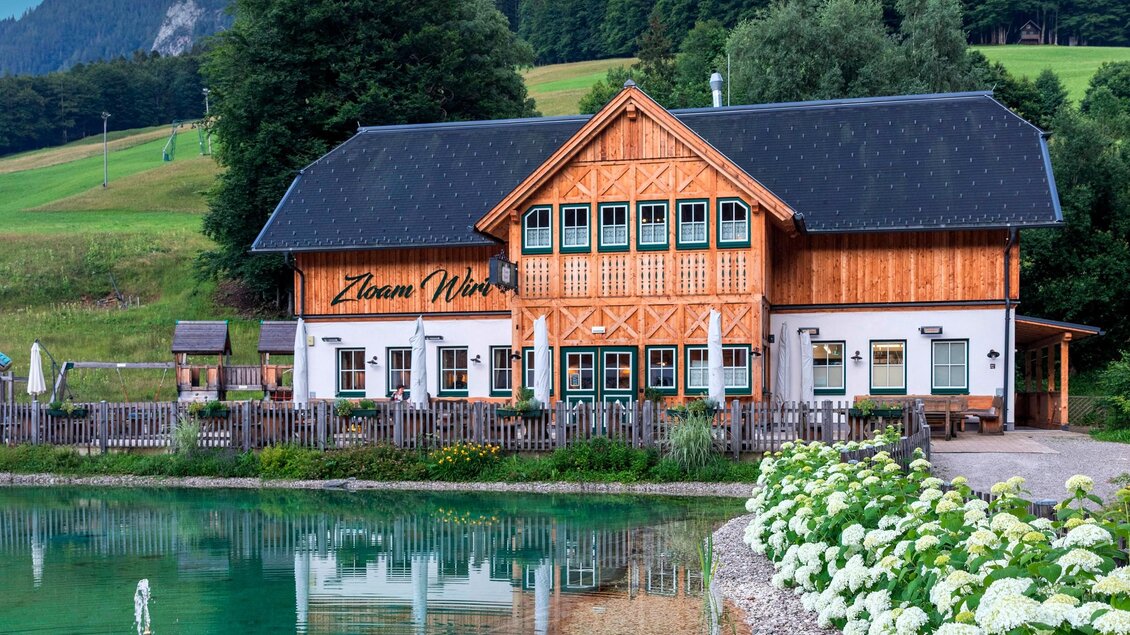 Gasthaus Zloam Wirt mit Terrasse, Teich und Spielplatz im Narzissendorf Zloam Grundlsee-Ausseerland | © www.zloam.at