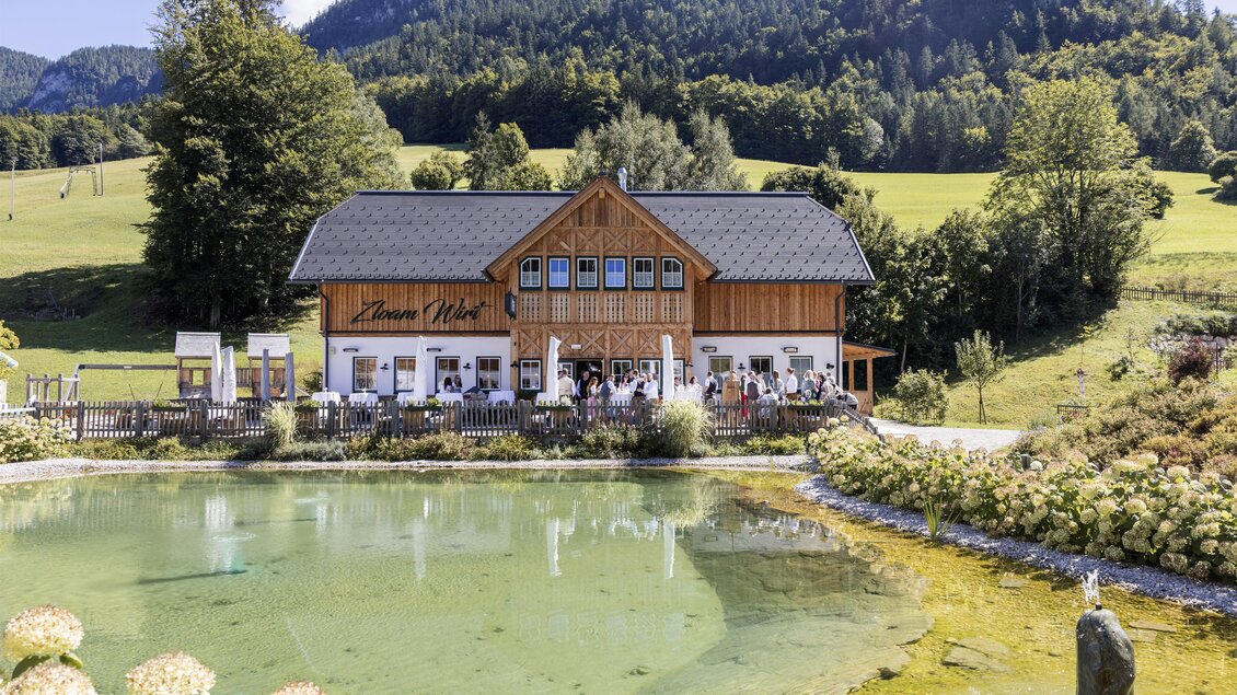 Gasthaus Zloam Wirt im Narzissendorf Zloam mit Terrasse, Teich und Spielplatz in Grundlsee-Ausseerland | © www.zloam.at