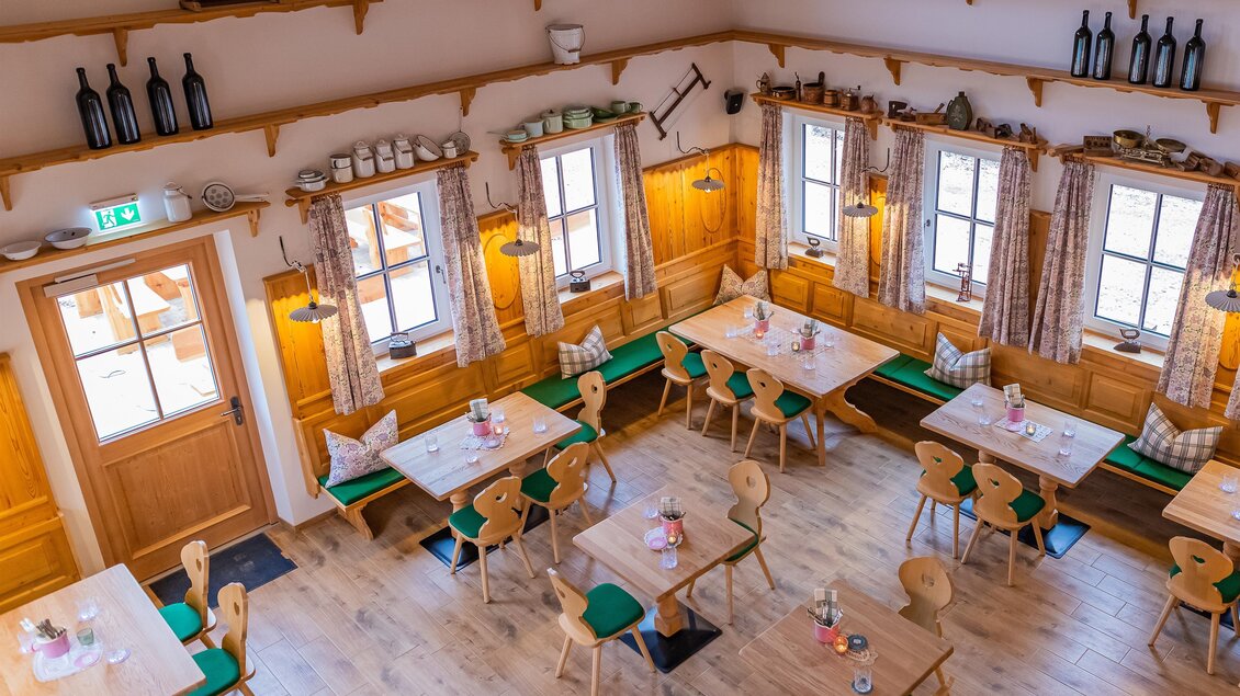 Ein gemütliches Restaurant mit Holzdekor und hellen Fenstern. Die Tische sind ordentlich gedeckt und es strahlt eine einladende Atmosphäre aus. | © Zloam Wirt, www.zloamwirt.at