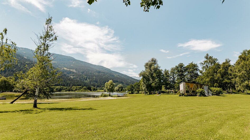 Großzügige Liegewiese am Badesee Gaishorn | © Thomas Sattler