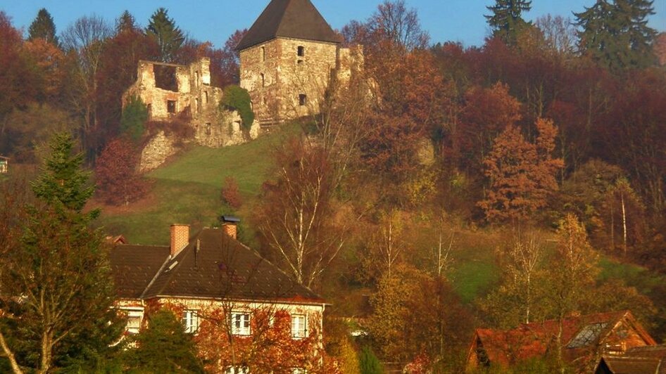 Burgruine Ligist_vom Markt aus gesehen | © Sven Raters