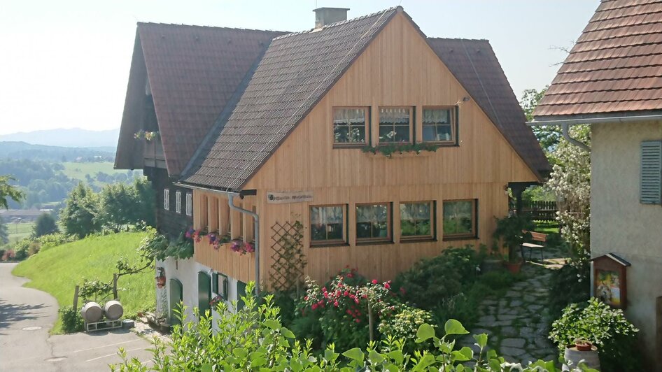 Blick vom Gästehaus zur Winzerstube | © Familie Deutschmann