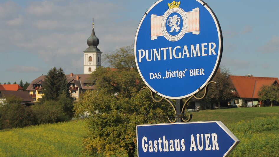 Gasthaus Auer mit Kirchturm im Hintergrund | © Gasthaus Auer