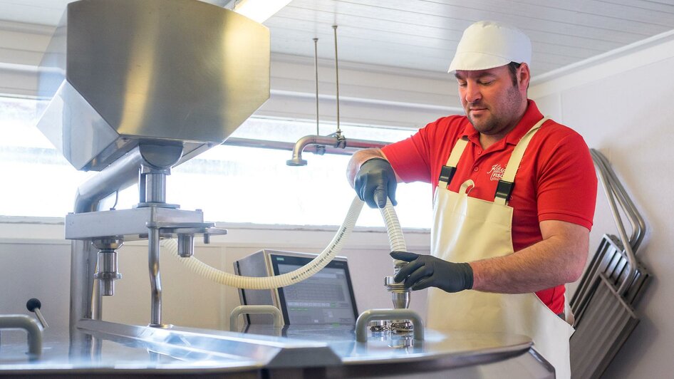 Josef Fischer bei der Arbeit in der Käserei | © RM SWS GmbH | webquartier.at