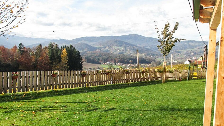 Herrlicher Garten mit Ausblick | © Fam Fellner